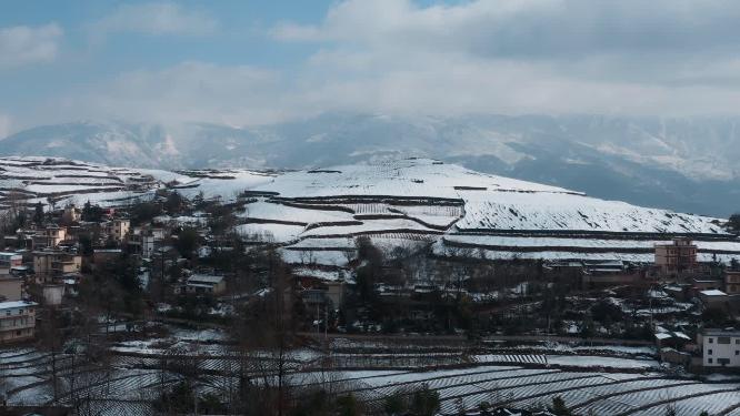 冬季白雪皑皑山川田野农村远处连绵雪山