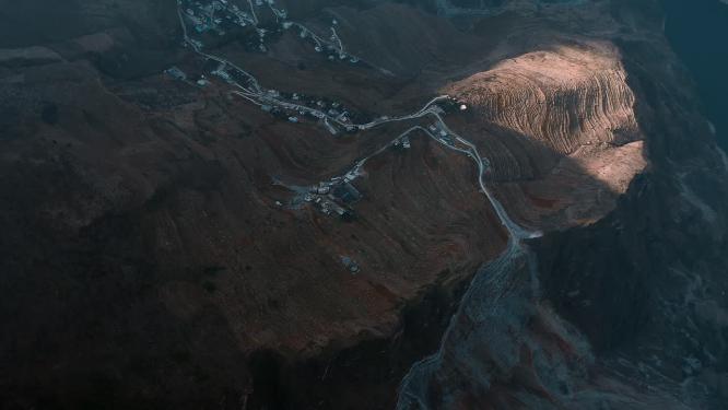 山区公路航拍云南山区蜿蜒曲折盘山公路旁乡村