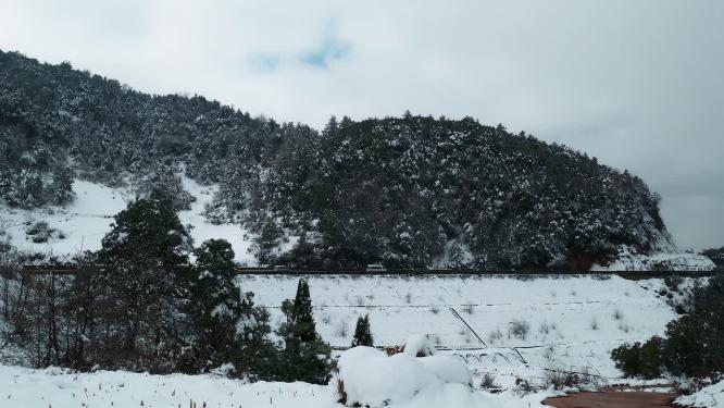 冬季白雪覆盖山川田野森林省级公路