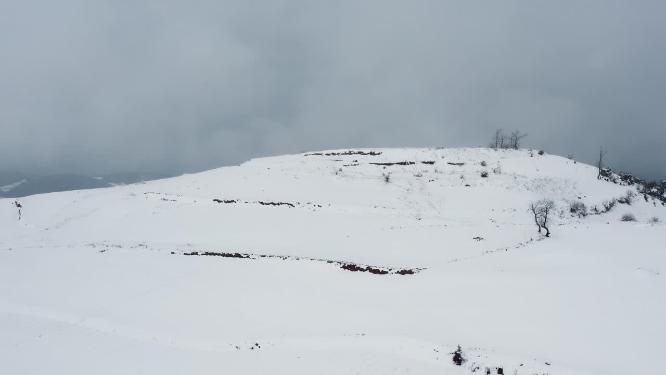 冬季白雾白雪覆盖田野山川银白世界