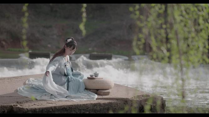古装美女视频小溪柳树下喝茶品茶