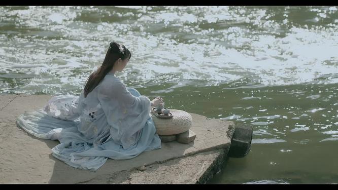 古装美女视频小河边喝茶品茶