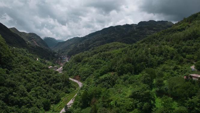 交通发展视频云南山区隐藏山林间公路