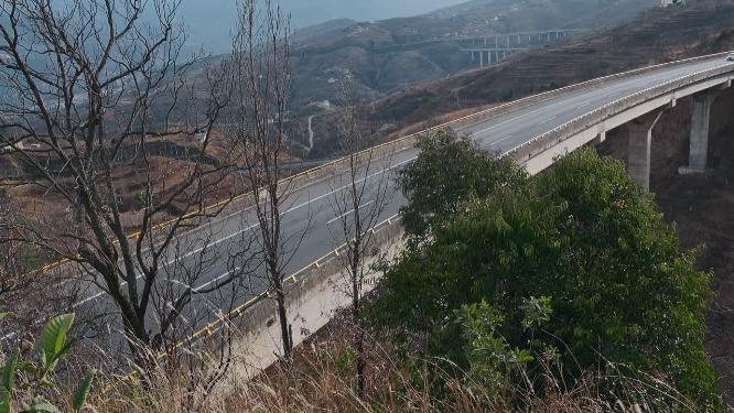 交通发展视频云南山区高速公路高架桥近景