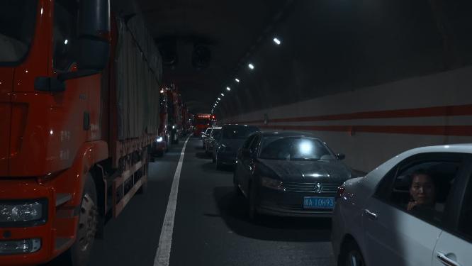 交通拥堵视频阻断在高速公路隧道里车流车辆