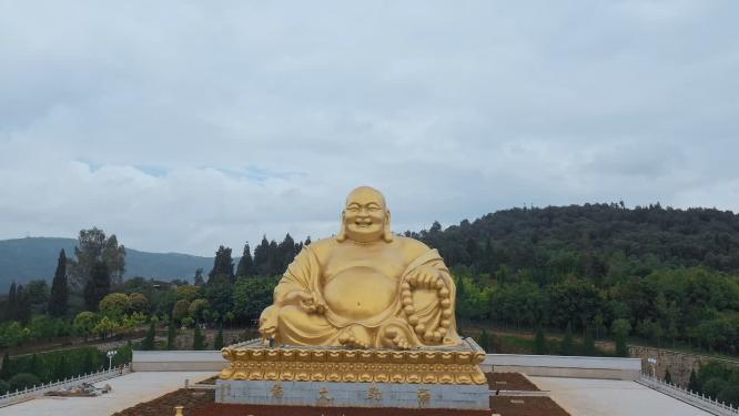 佛像地标视频云南弥勒县金色弥勒大佛雕像