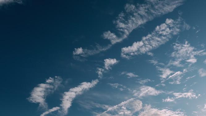 天空蓝天背景视频蓝色天空朵朵白云