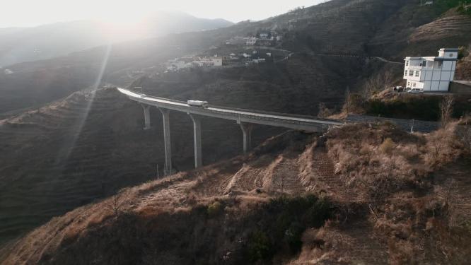 山乡高速公路视频冬季云南穿越山区高速公路高架桥
