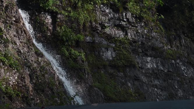 山体渗水视频威胁道路交通安全的渗水路段