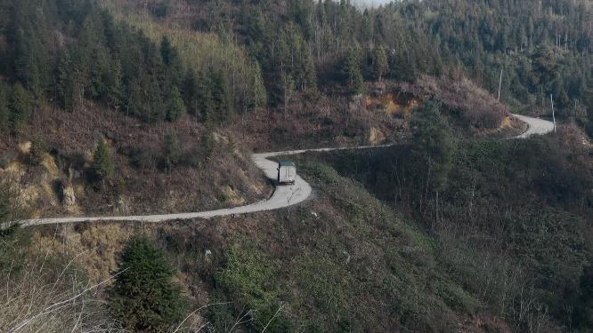 山区公路视频云南冬季盘山道路行驶的汽车