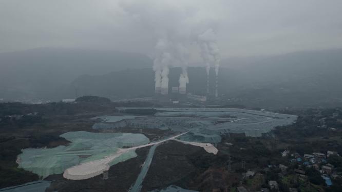 环境污染视频山区火力发电厂烟囱排烟造成雾霾