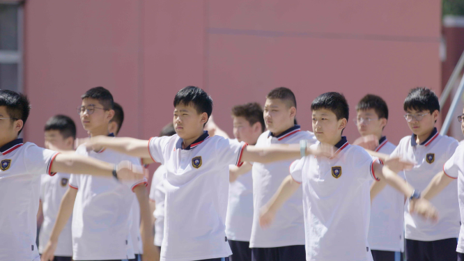 校园学生做早操