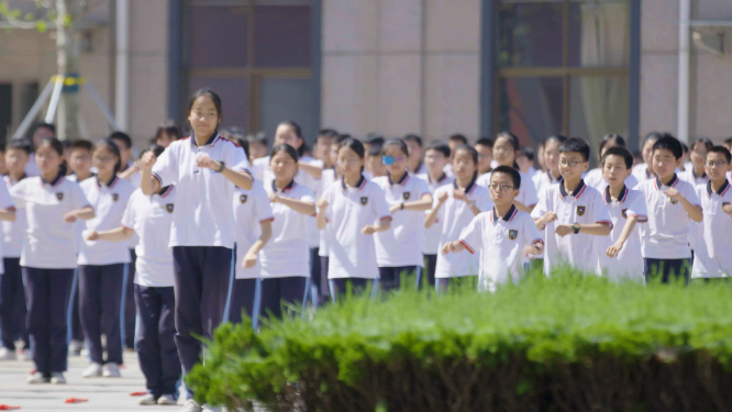 校园学生做早操