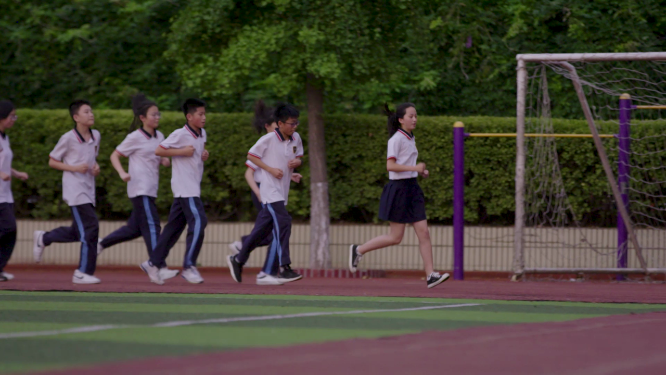 校园学生跑道赛跑活力四射