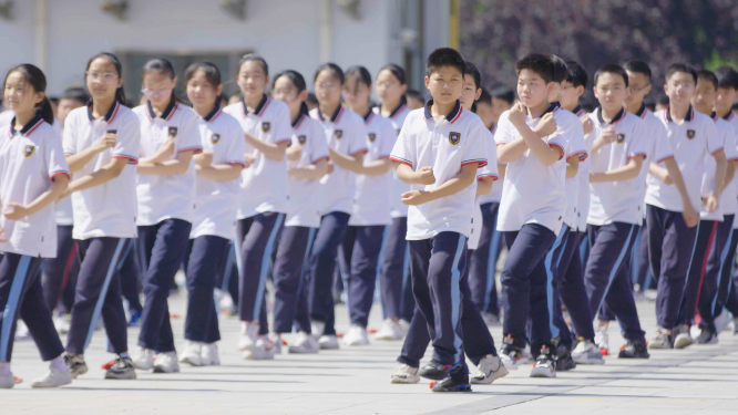 校园学生做早操