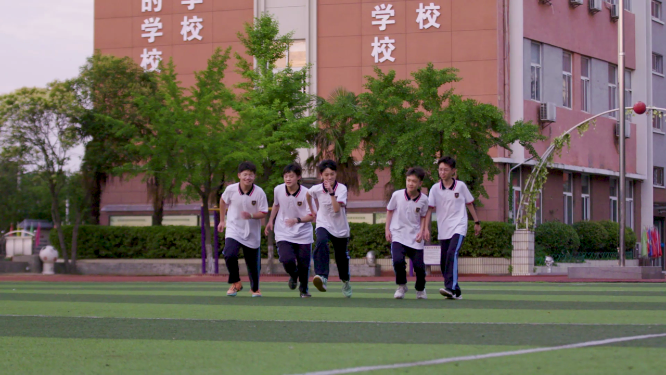 校园学生操场奔跑青春洋溢
