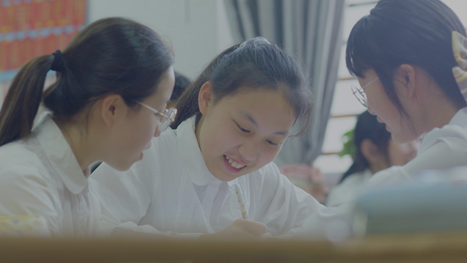 校园学生课间嬉戏讨论