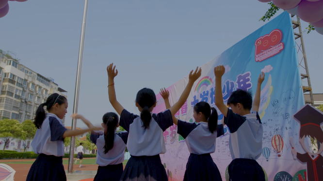 校园十岁成长仪式少年挥手
