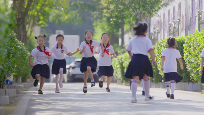 学生绿茵道肆意奔跑