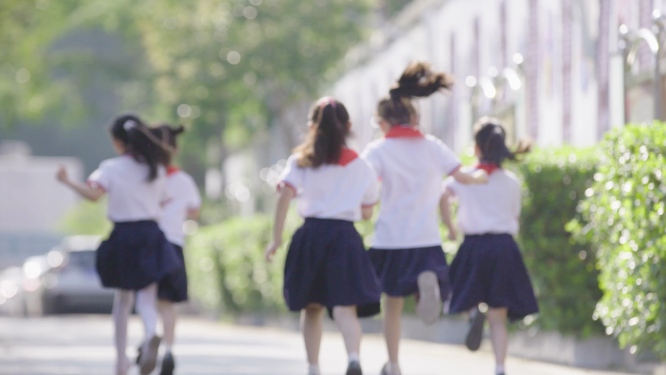 学生绿茵道肆意奔跑