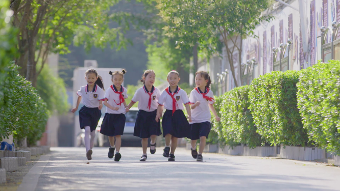 学生绿茵道肆意奔跑