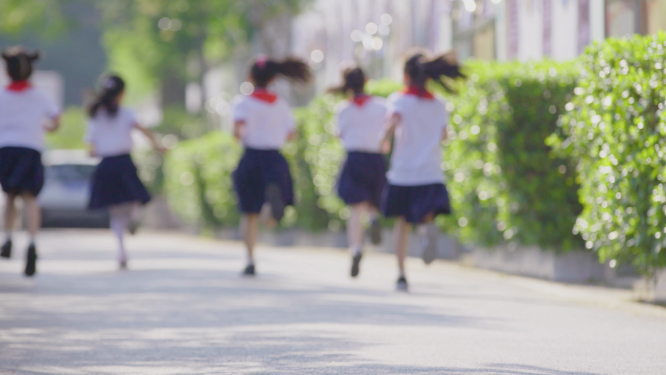 学生绿茵道肆意奔跑