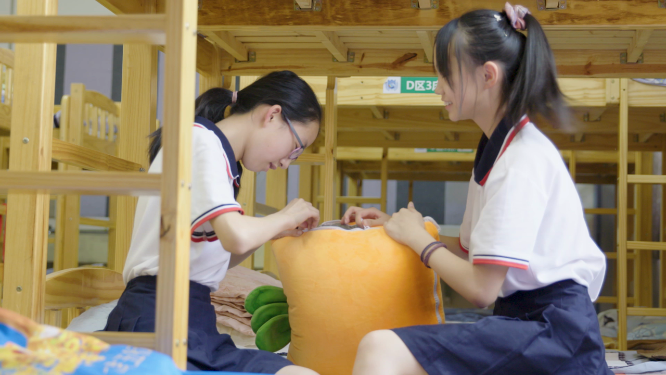 校园学生整理床铺