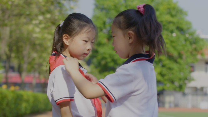 学生帮助系红领巾