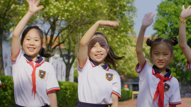 学生活力挥手