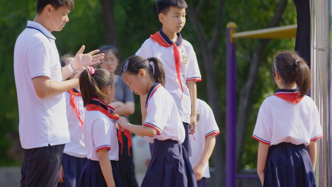 学生帮助系红领巾