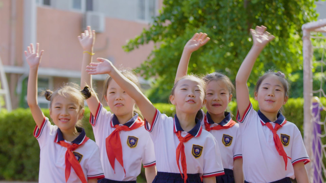 学生活力挥手