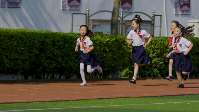 学生跑道奔跑