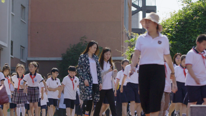 校园小学生行走镜头