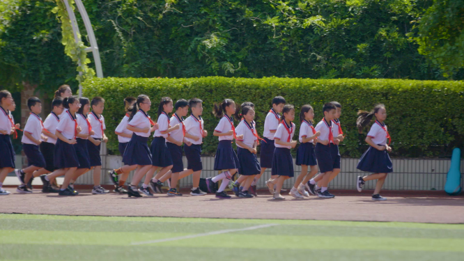 校园学生操场晨跑