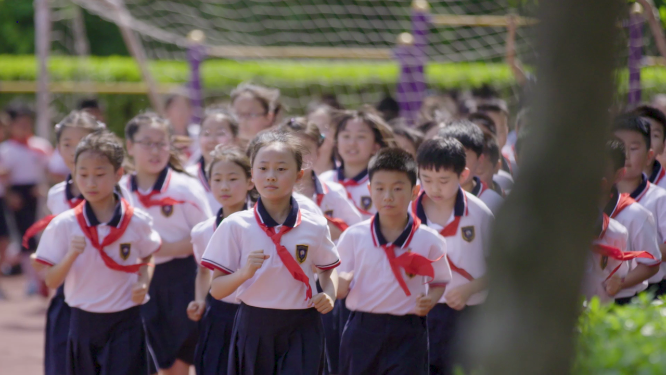 校园学生操场晨跑