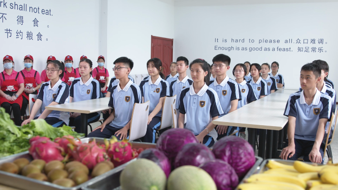 校园学生烹饪课学习