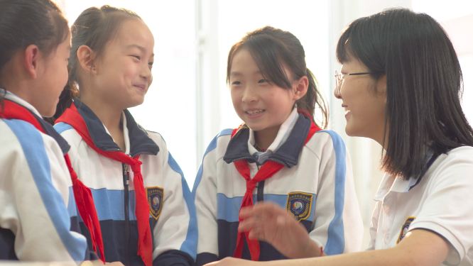 学生老师交谈其乐融融