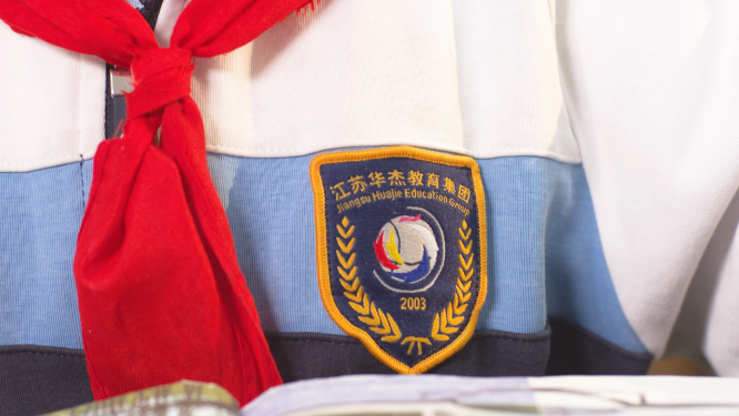 学生胸前红领巾校徽特写