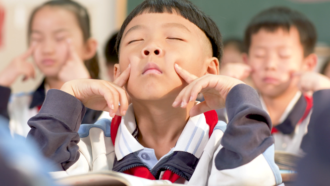 小学生眼保健操特写