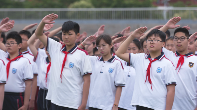 少先队员学生行礼