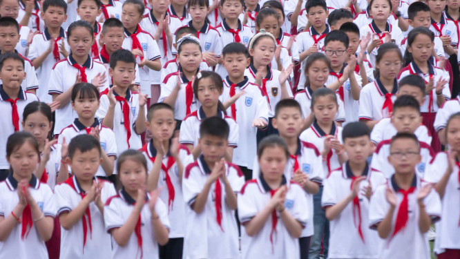 学生鼓掌