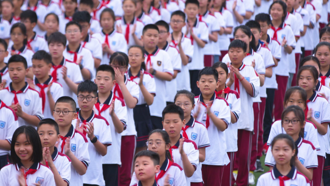 学生鼓掌