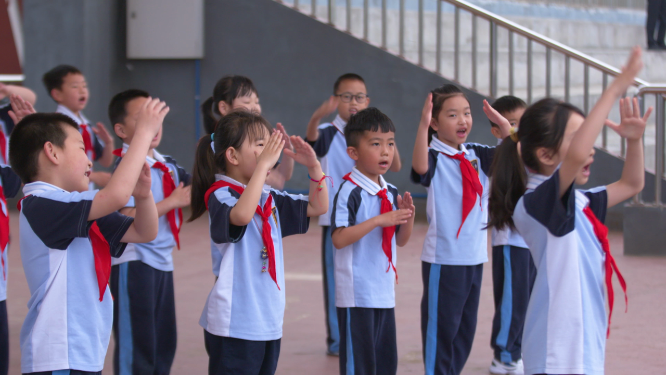 校园小学生做早操
