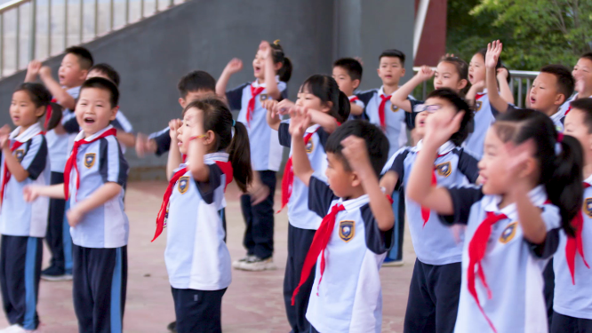 校园小学生做早操