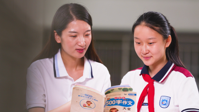 校园阅读室老师与学生阅读学习交流