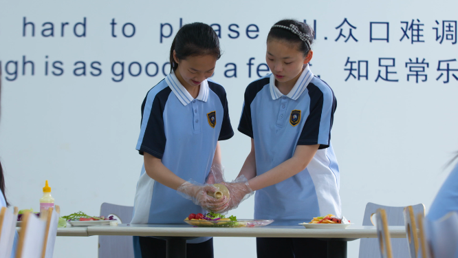 校园烹饪课学生自主动手学习