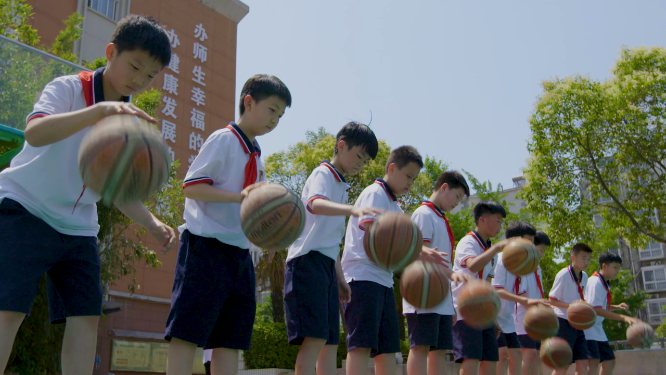 校园学生篮球队训练