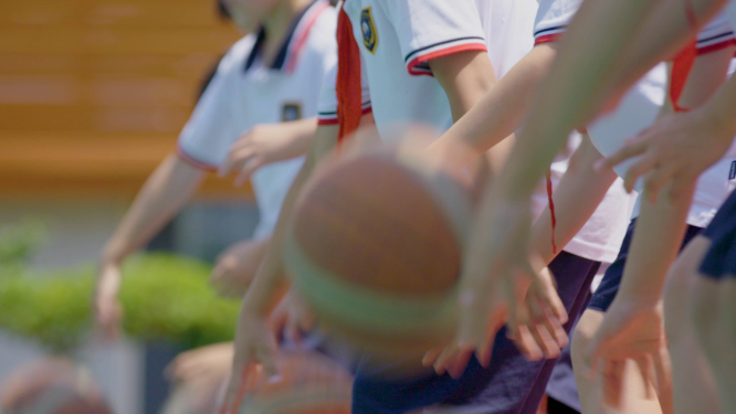校园学生篮球练习手部特写