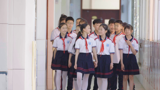 校园学生走廊交谈