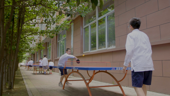 学生课间乒乓球活动